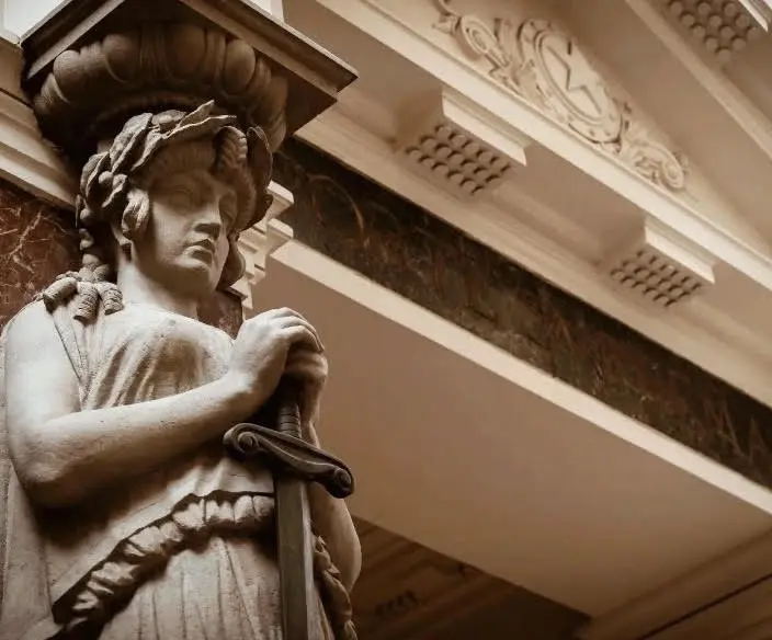 Escultura de la Justicia en el interior de un tribunal